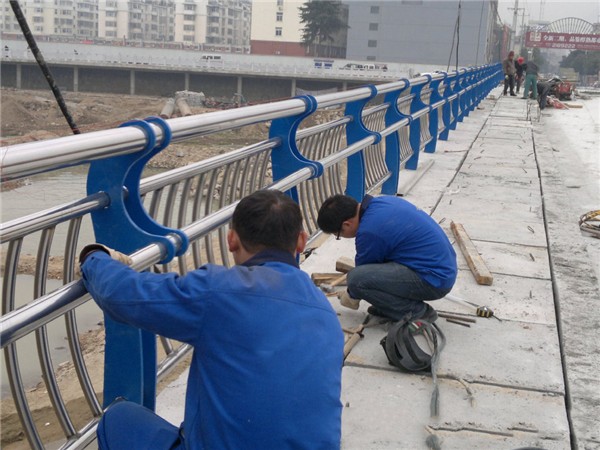 绵阳不锈钢桥梁护栏除锈维护的重要性及其方法