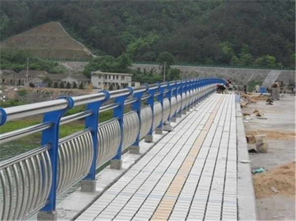 绵阳不锈钢桥梁护栏的特性及其在现代建筑中的应用